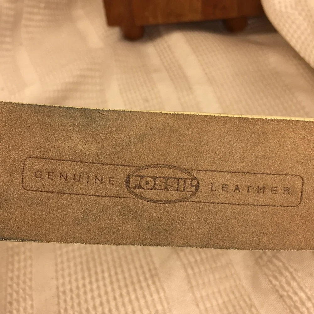 Fossil leather belt w/lasercut flower pattern soft